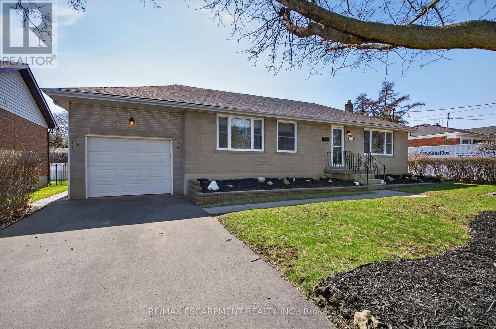 1055 Shepherd's Drive, Burlington, Ontario  L7T 3R4 - Photo 2 - W12972398