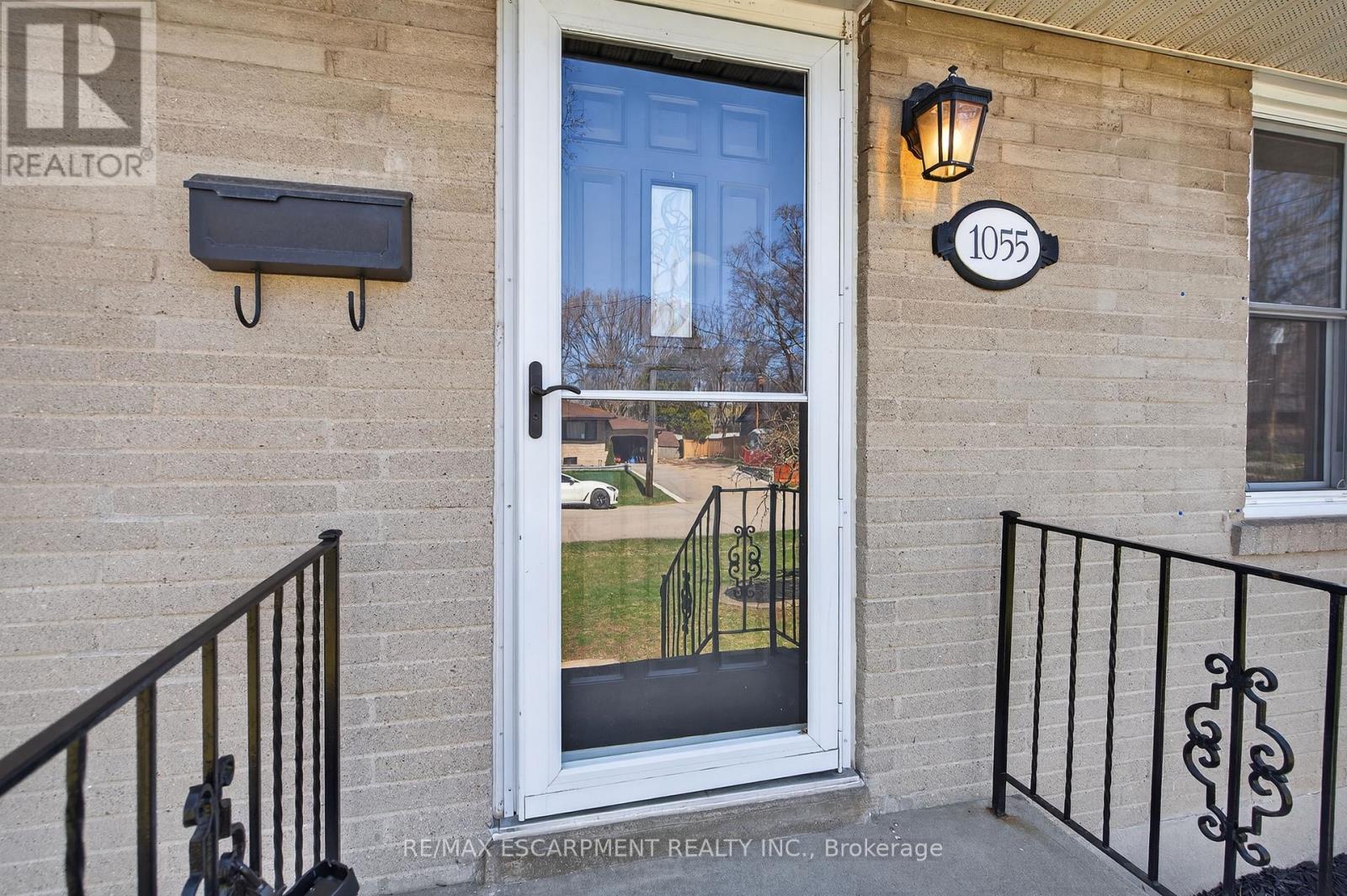 1055 Shepherd's Drive, Burlington, Ontario  L7T 3R4 - Photo 3 - W12972398