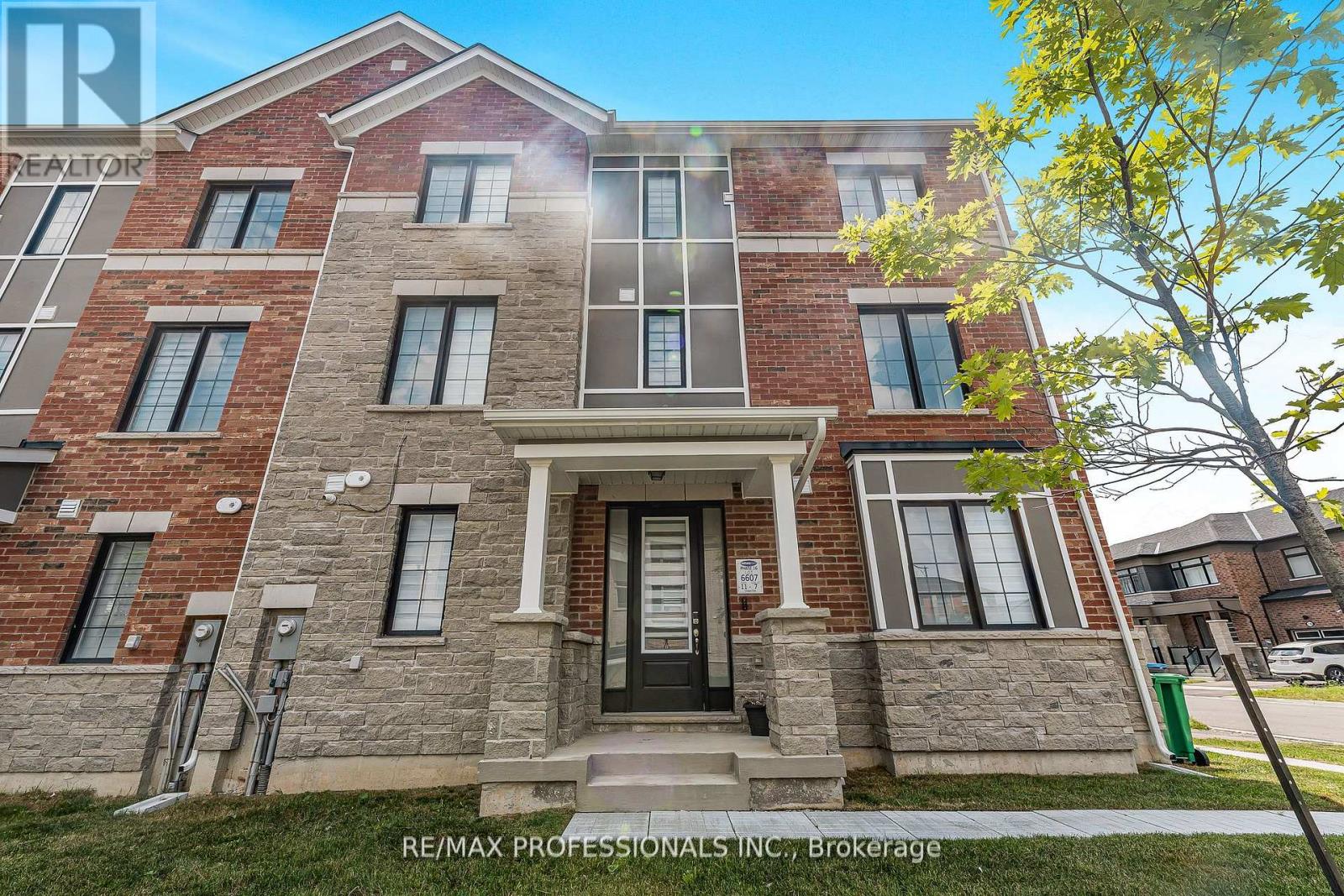 3 Keppel Circle, Brampton, Ontario  L7A 5K4 - Photo 2 - W12972550