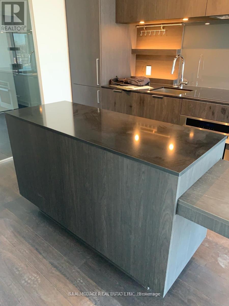 301 - 28 Ann Street E, Mississauga, Ontario  L5G 0E1 - Photo 5 - W12972552