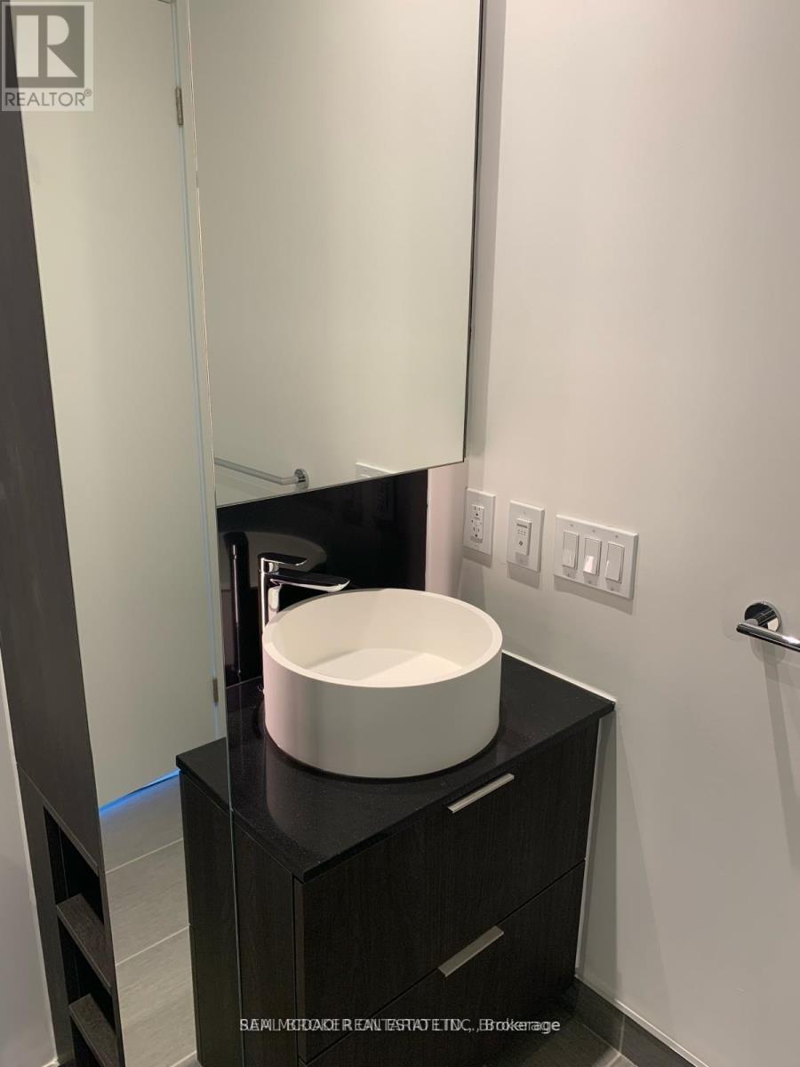 301 - 28 Ann Street E, Mississauga, Ontario  L5G 0E1 - Photo 7 - W12972552