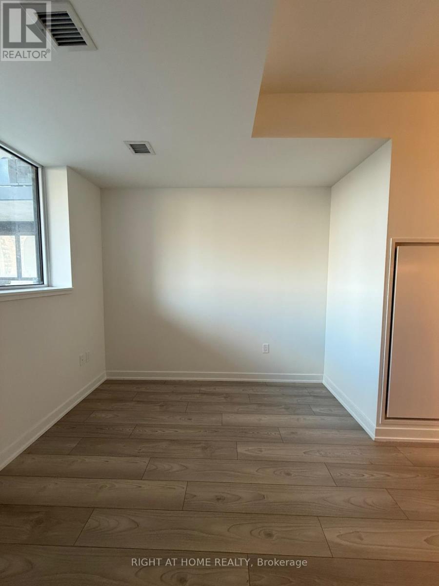 204 - 1 Fairview Rd Street, Mississauga, Ontario  L5A 4C6 - Photo 12 - W12972648