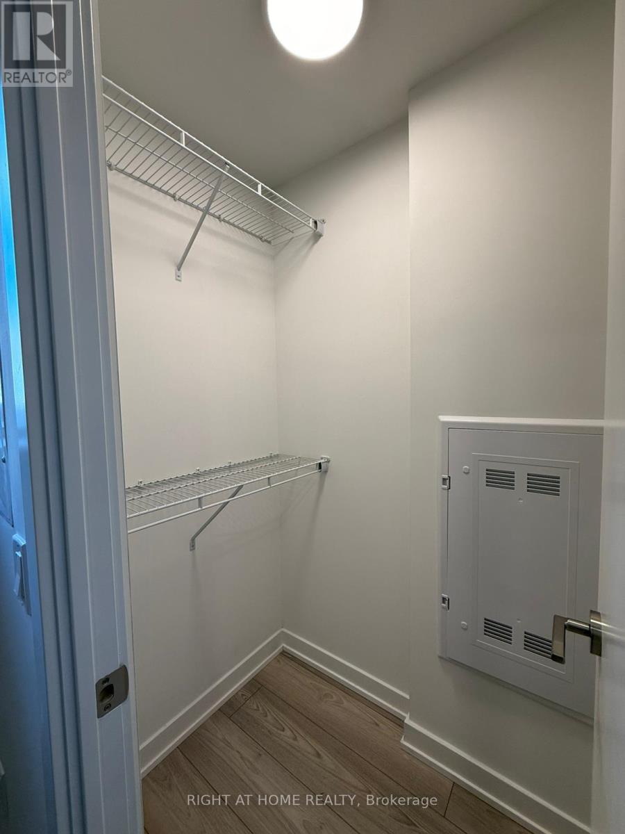 204 - 1 Fairview Rd Street, Mississauga, Ontario  L5A 4C6 - Photo 16 - W12972648