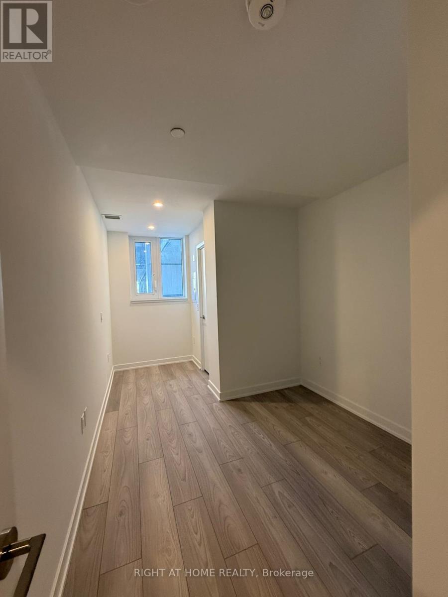 204 - 1 Fairview Rd Street, Mississauga, Ontario  L5A 4C6 - Photo 17 - W12972648