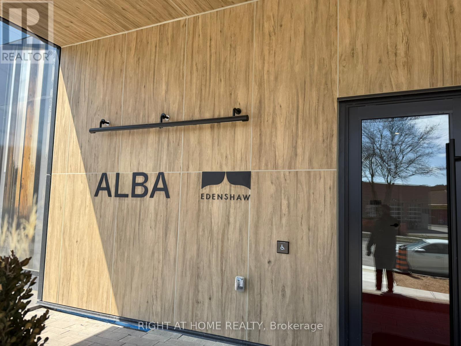 204 - 1 Fairview Rd Street, Mississauga, Ontario  L5A 4C6 - Photo 2 - W12972648