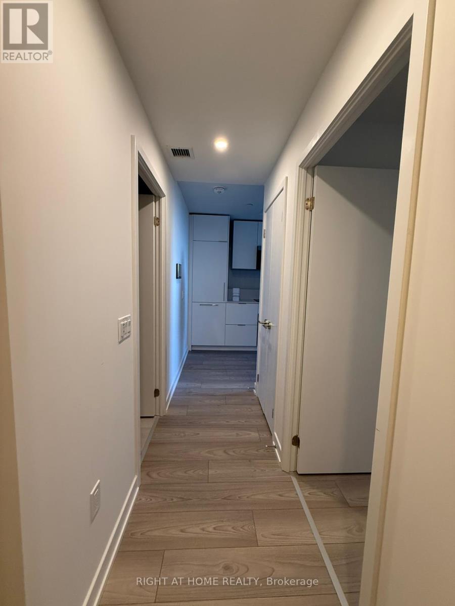 204 - 1 Fairview Rd Street, Mississauga, Ontario  L5A 4C6 - Photo 5 - W12972648