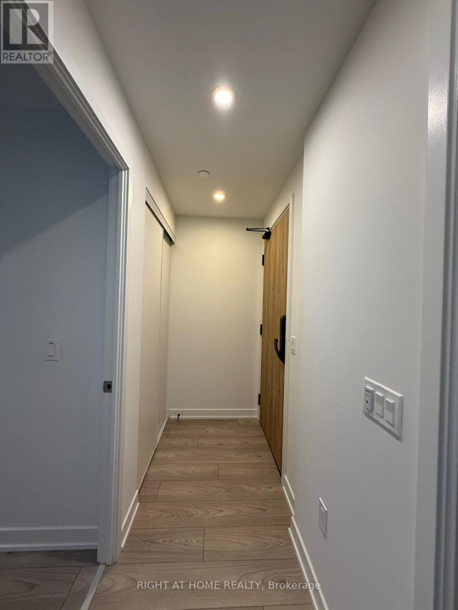 204 - 1 Fairview Rd Street, Mississauga, Ontario  L5A 4C6 - Photo 6 - W12972648