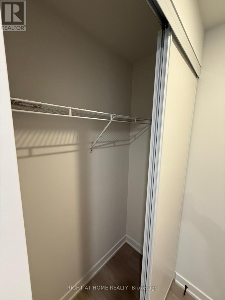 204 - 1 Fairview Rd Street, Mississauga, Ontario  L5A 4C6 - Photo 8 - W12972648