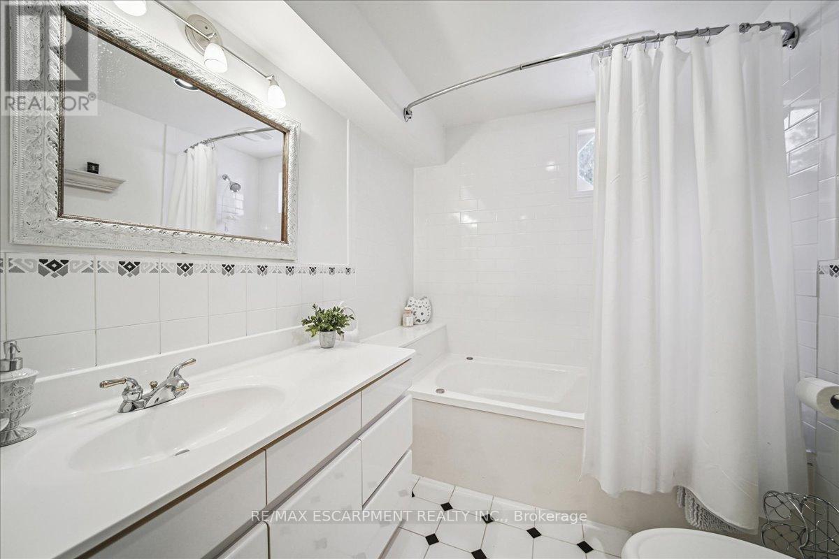 2305 Cheverie Street, Oakville, Ontario  L6J 6C5 - Photo 21 - W12972662