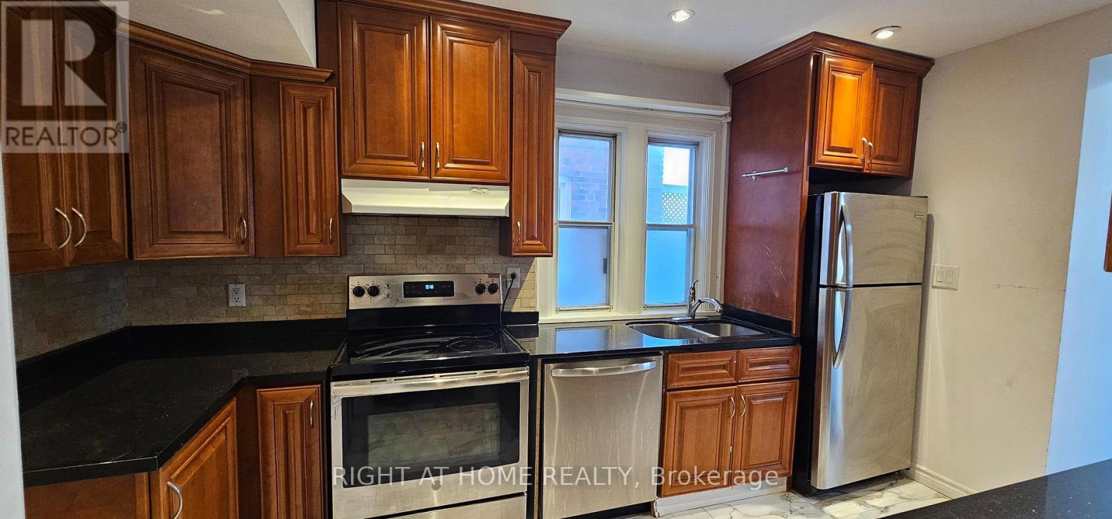 Main Floor - 72 Eleventh Street, Toronto, Ontario  M8V 3G5 - Photo 4 - W12972680