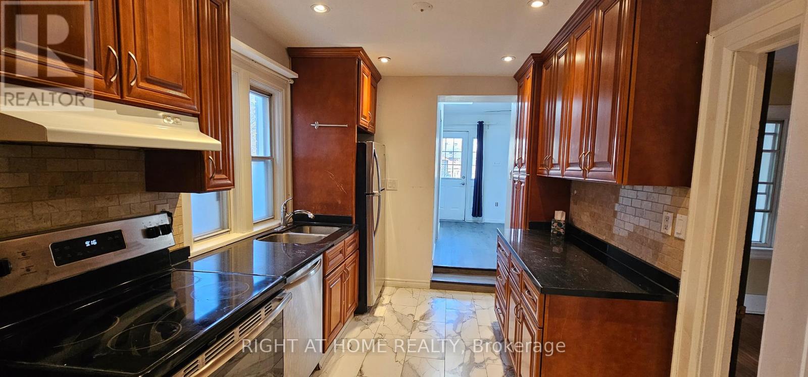 Main Floor - 72 Eleventh Street, Toronto, Ontario  M8V 3G5 - Photo 5 - W12972680