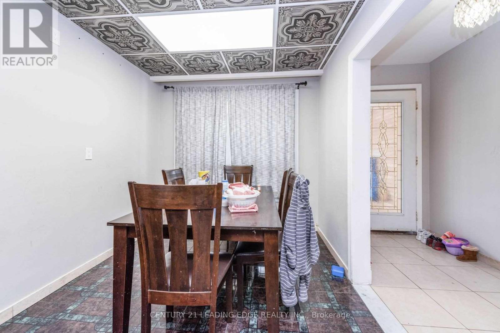 213 Grandravine Drive, Toronto, Ontario  M3J 1B9 - Photo 11 - W12972690