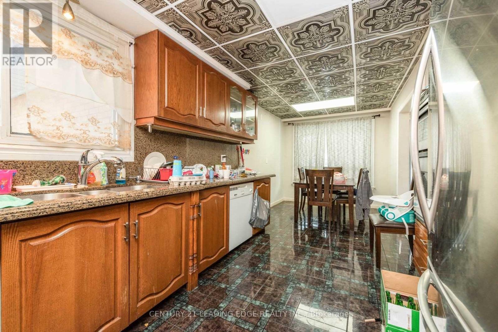 213 Grandravine Drive, Toronto, Ontario  M3J 1B9 - Photo 12 - W12972690