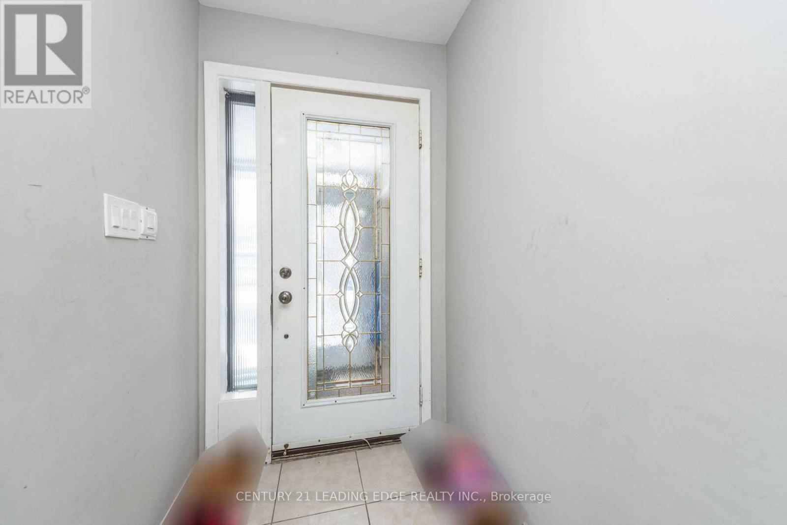 213 Grandravine Drive, Toronto, Ontario  M3J 1B9 - Photo 6 - W12972690