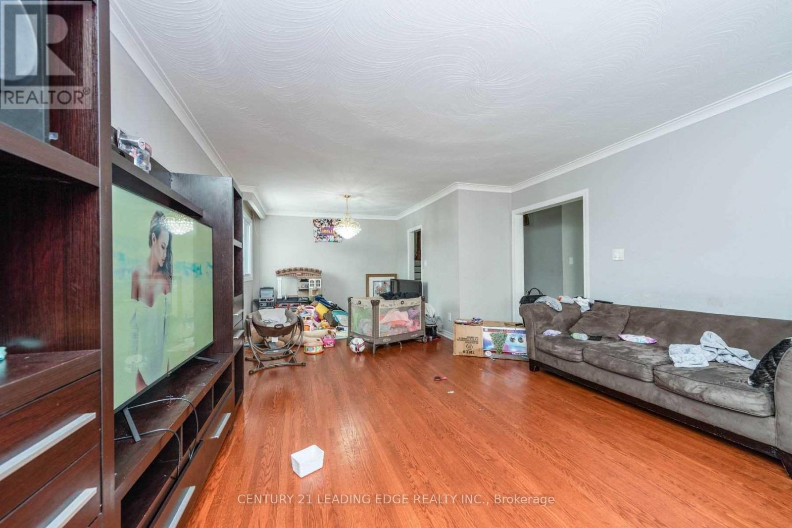213 Grandravine Drive, Toronto, Ontario  M3J 1B9 - Photo 8 - W12972690