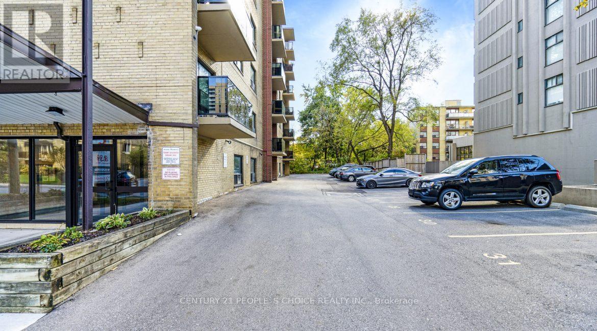 202 - 839 Roselawn Avenue, Toronto, Ontario  M6B 1B5 - Photo 12 - W12972698