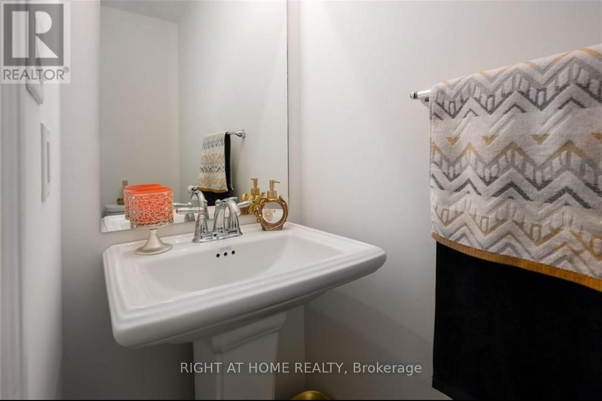 31 Cleland Avenue, Hamilton, Ontario  L5R 0G2 - Photo 4 - X12972516