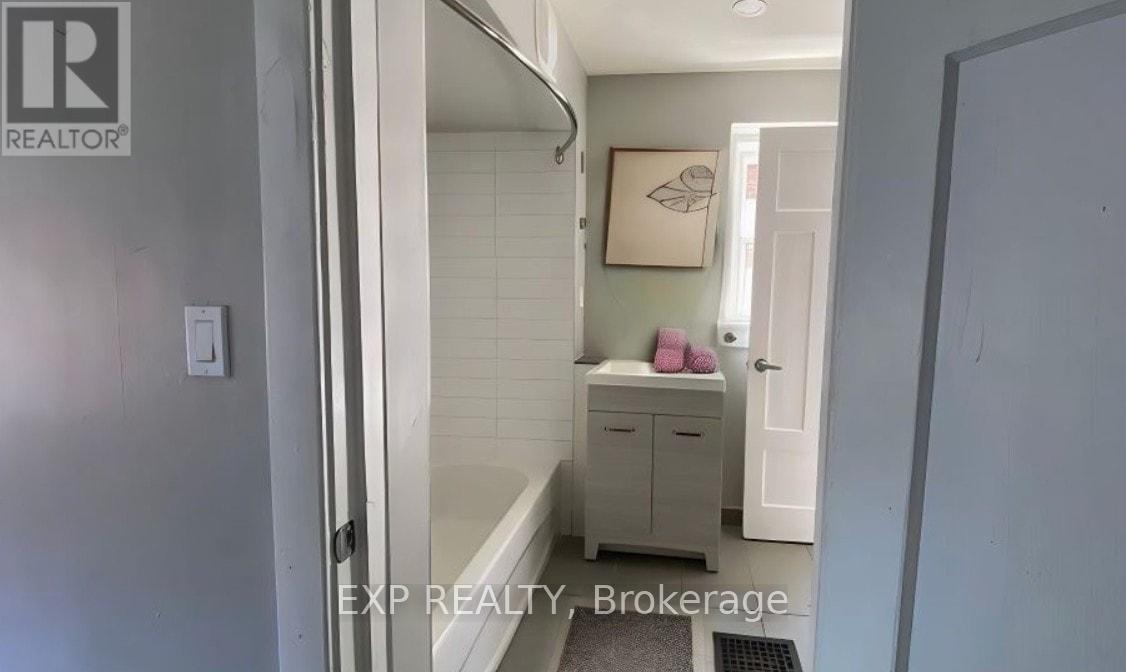 203 - 72 Victoria Avenue S, Hamilton, Ontario  L8N 2S7 - Photo 5 - X12972548