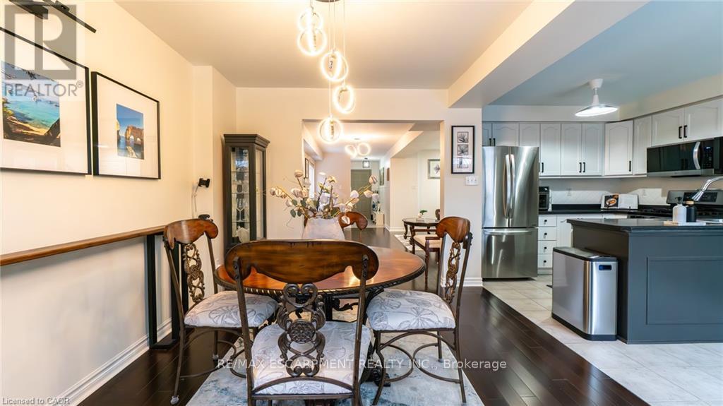 2062 Westmount Drive, Oakville, Ontario  L6M 3P2 - Photo 11 - W12967370