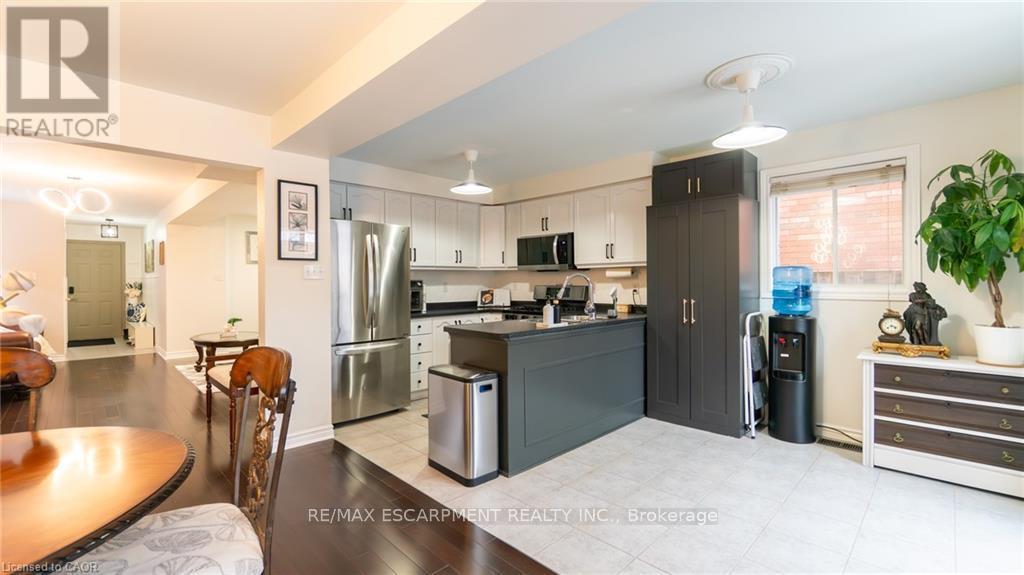 2062 Westmount Drive, Oakville, Ontario  L6M 3P2 - Photo 12 - W12967370