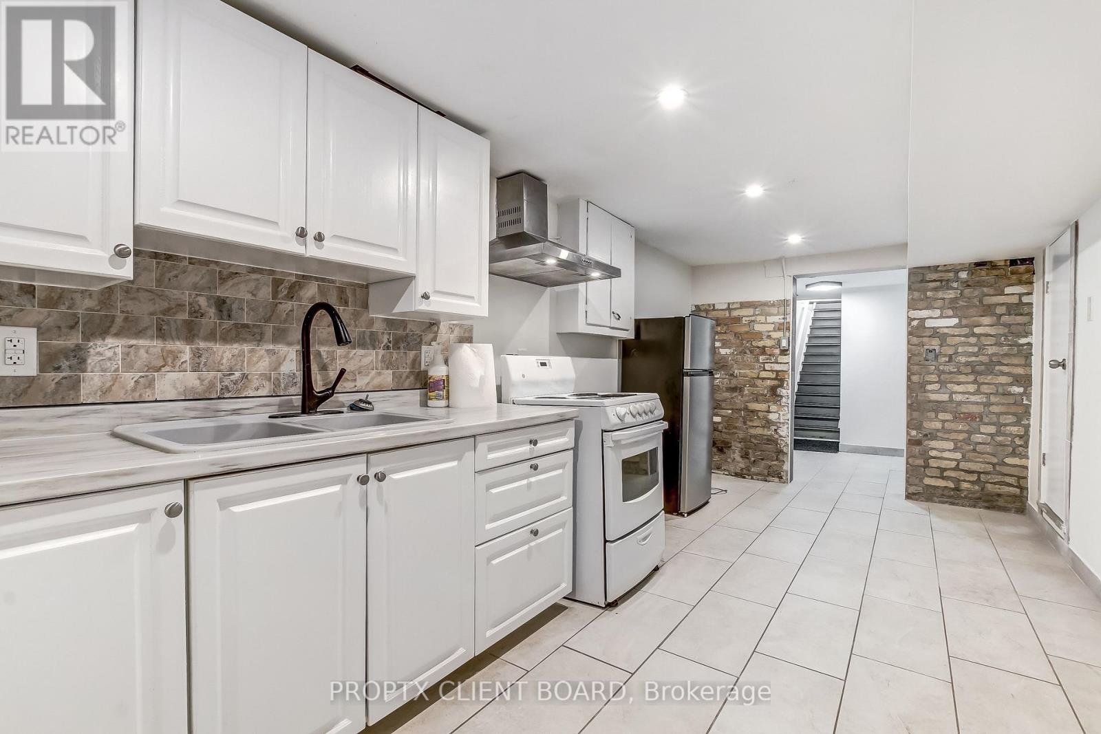 Photo 18 of 22 for 727 Queens Avenue S