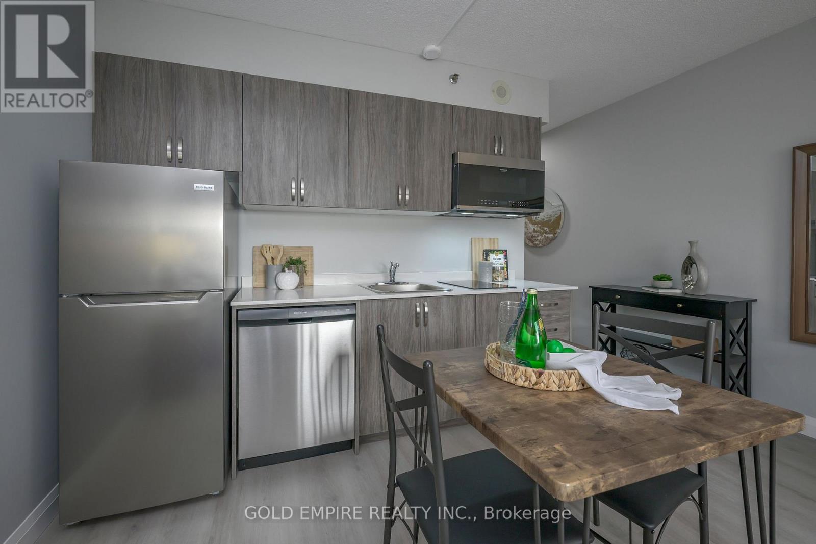 Studio - 300 King Street, London East (East K), Ontario  N6B 1S2 - Photo 8 - X12972912