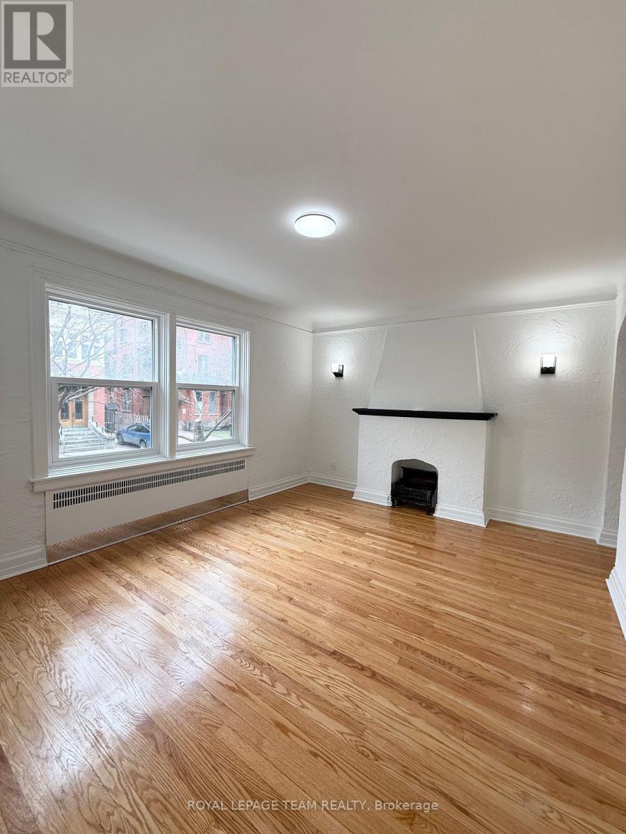 2 - 235 Cooper Street, Ottawa, Ontario  K2P 1L7 - Photo 2 - X12972886