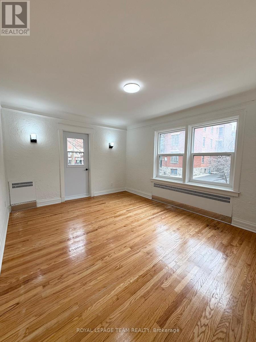 2 - 235 Cooper Street, Ottawa, Ontario  K2P 1L7 - Photo 3 - X12972886