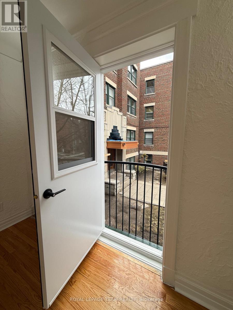 2 - 235 Cooper Street, Ottawa, Ontario  K2P 1L7 - Photo 4 - X12972886