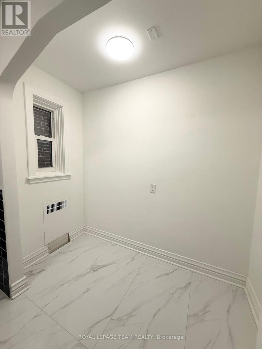 2 - 235 Cooper Street, Ottawa, Ontario  K2P 1L7 - Photo 8 - X12972886