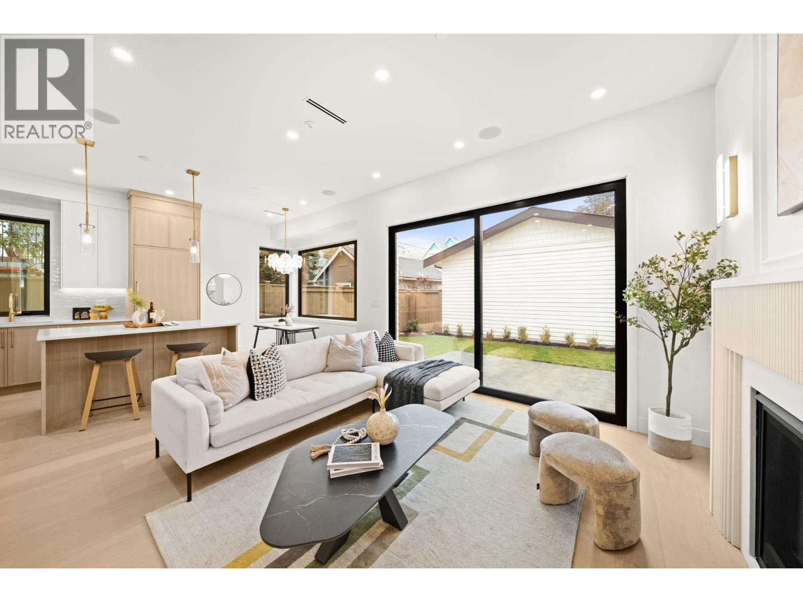 2965 Glen Drive, Vancouver, British Columbia  V5T 2P1 - Photo 3 - R3108593