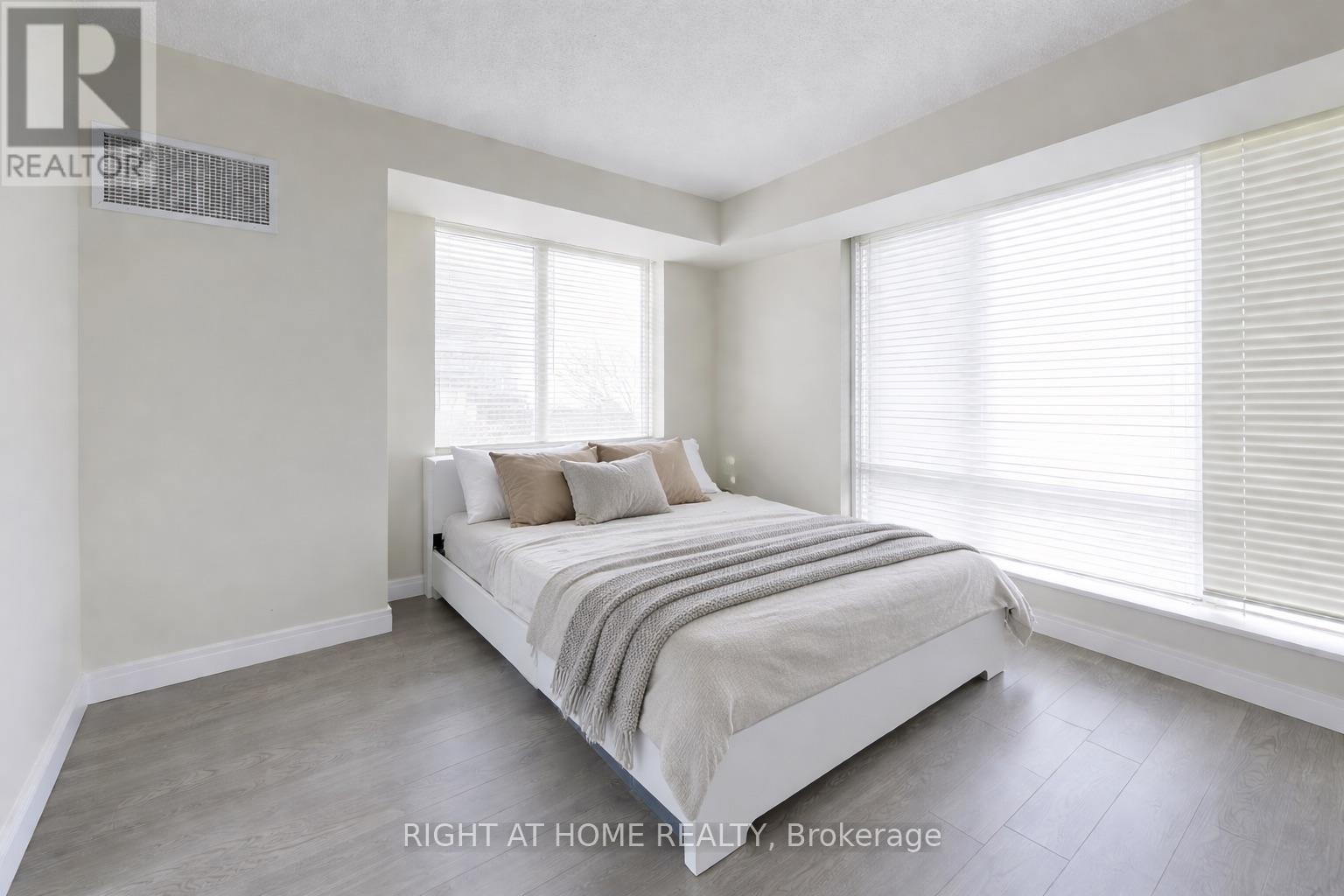 Th07 - 25 Singer Court, Toronto, Ontario  M2K 0B3 - Photo 4 - C12972848