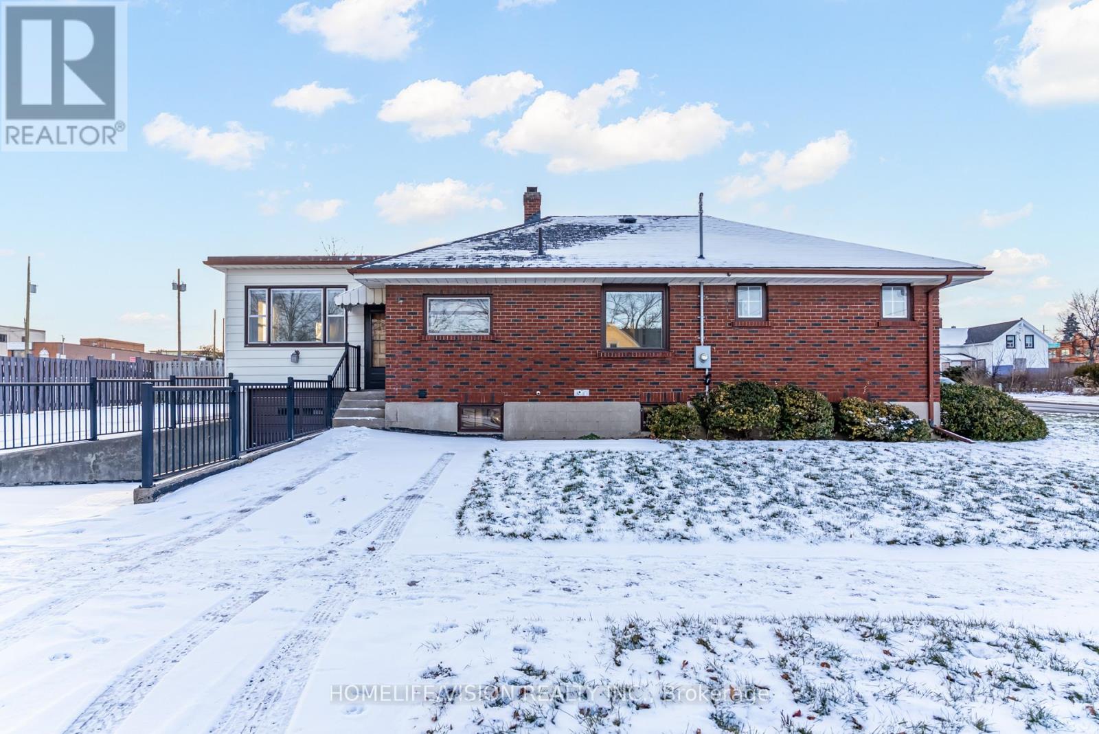 133 Mary Street E, Whitby, Ontario  L1N 2P3 - Photo 1 - E12972862