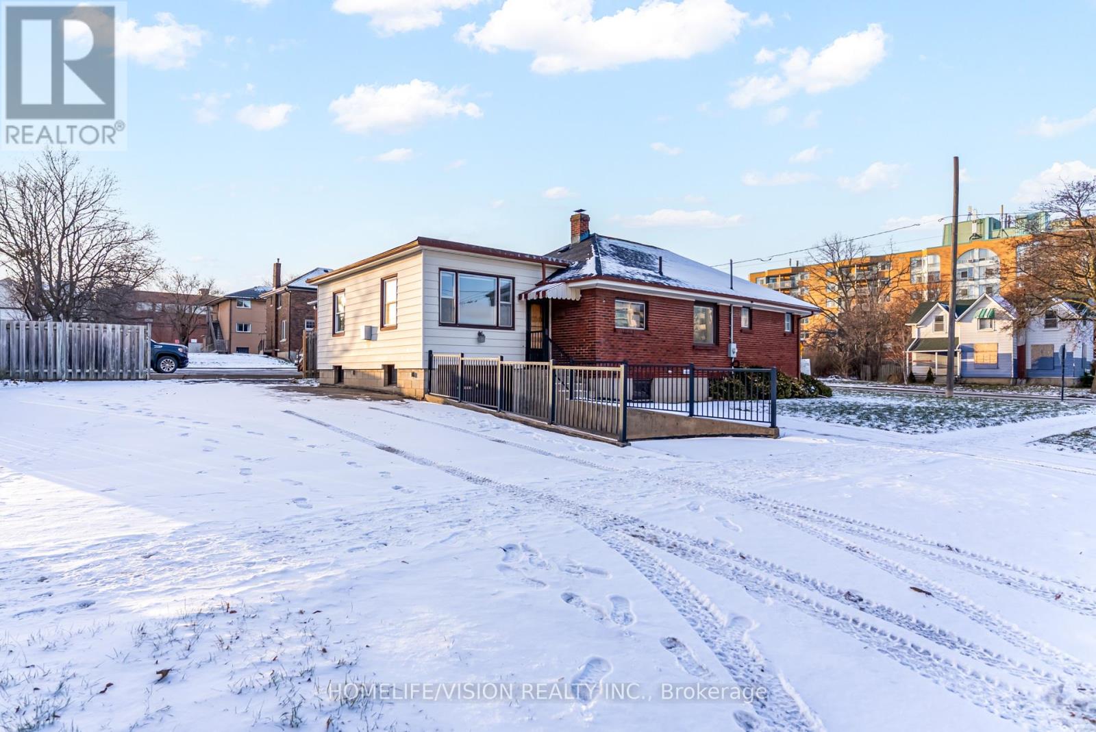 133 Mary Street E, Whitby, Ontario  L1N 2P3 - Photo 2 - E12972862