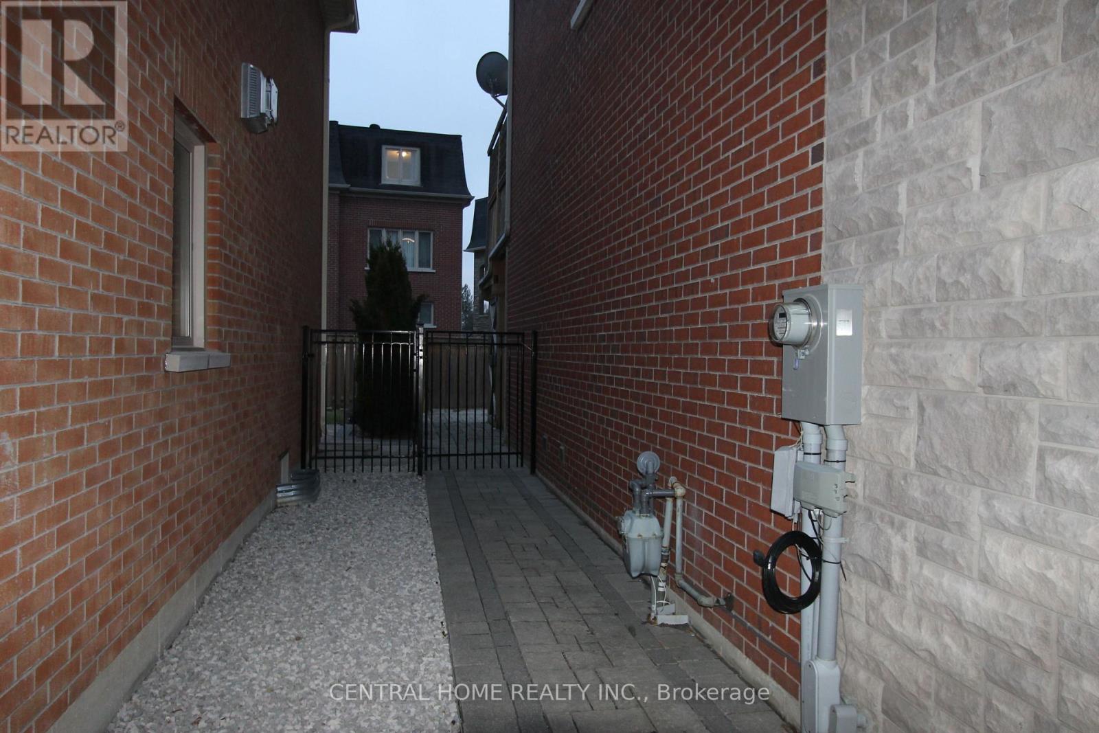 73 Headwater Crescent, Richmond Hill, Ontario  L4E 0T2 - Photo 2 - N12972852