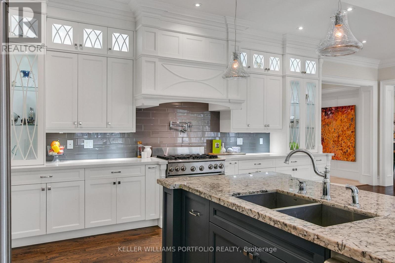 92 Pinetree Way, Mississauga, Ontario  L5G 2R1 - Photo 2 - W12972874