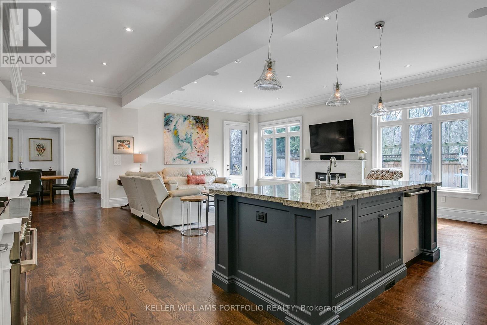 92 Pinetree Way, Mississauga, Ontario  L5G 2R1 - Photo 3 - W12972874