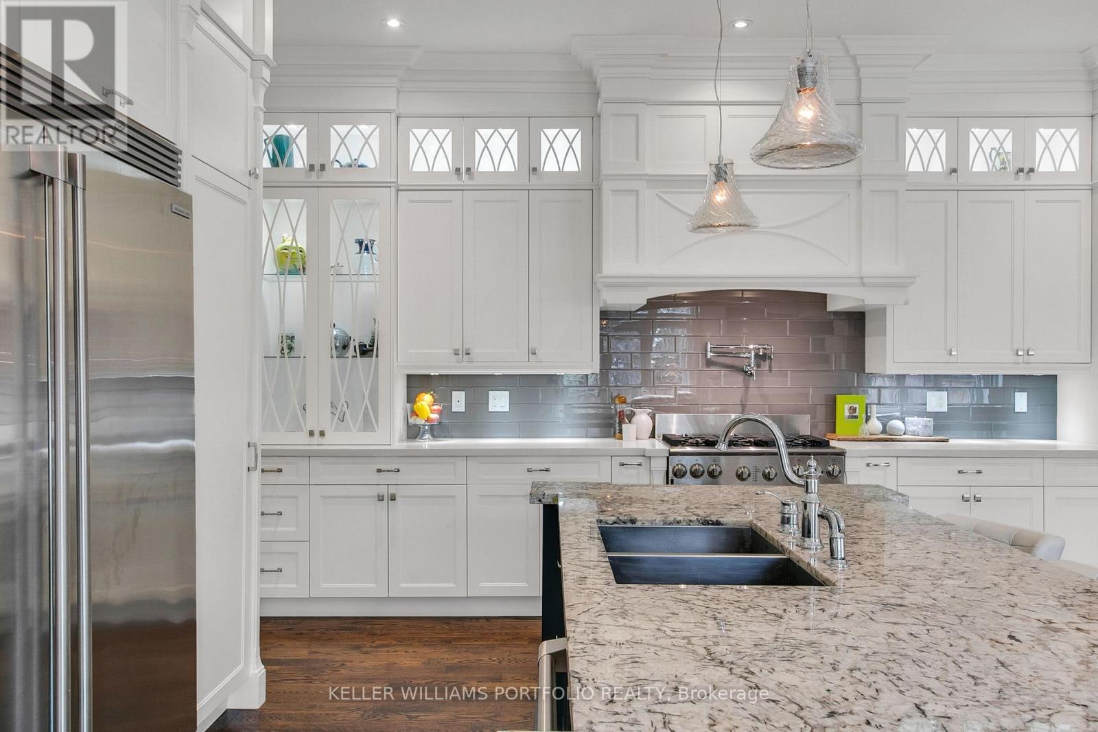 92 Pinetree Way, Mississauga, Ontario  L5G 2R1 - Photo 4 - W12972874