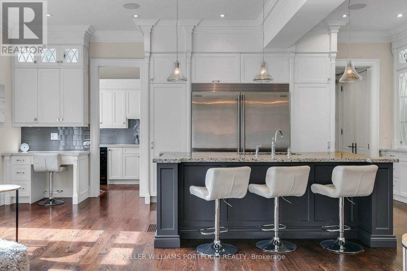 92 Pinetree Way, Mississauga, Ontario  L5G 2R1 - Photo 5 - W12972874