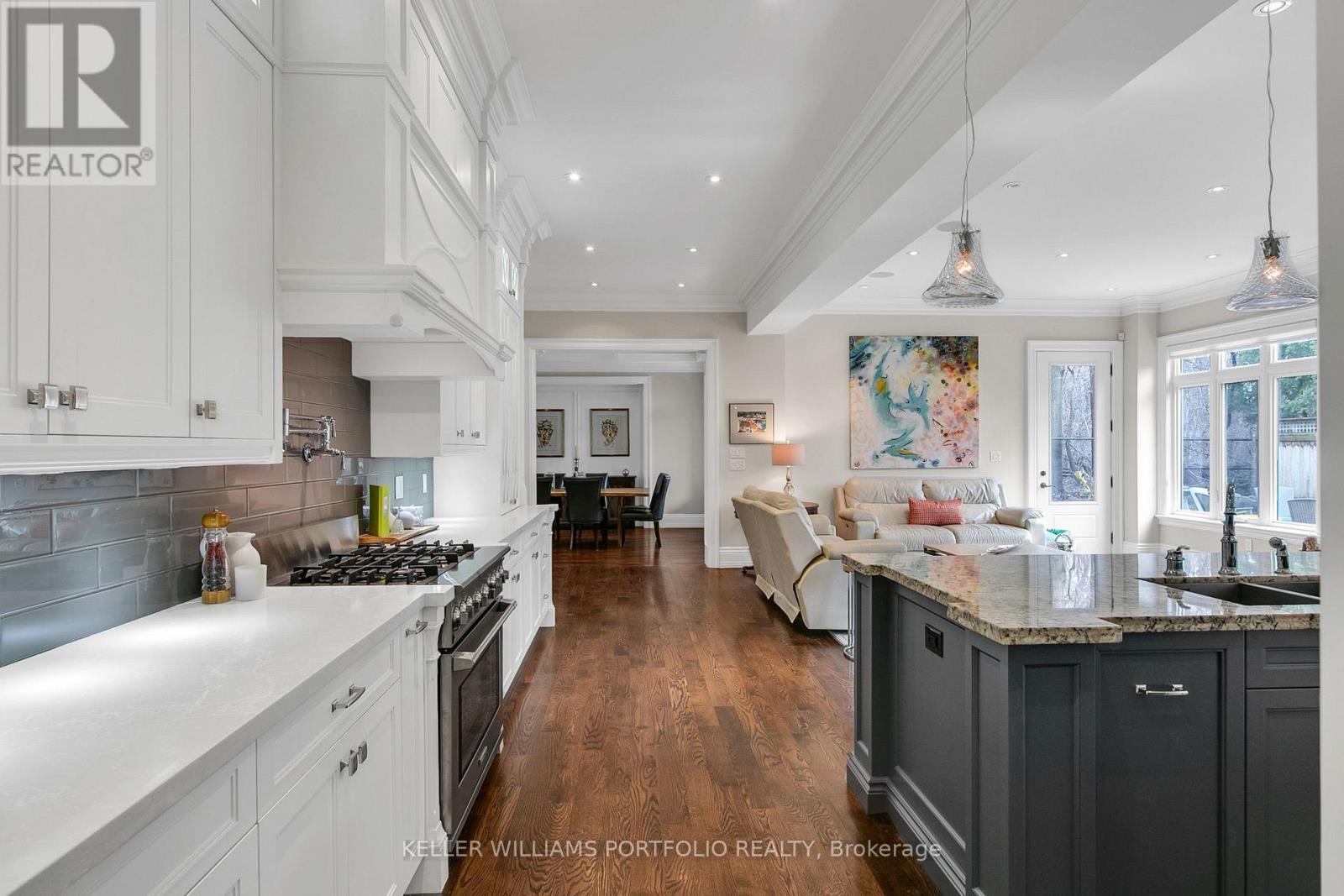 92 Pinetree Way, Mississauga, Ontario  L5G 2R1 - Photo 6 - W12972874