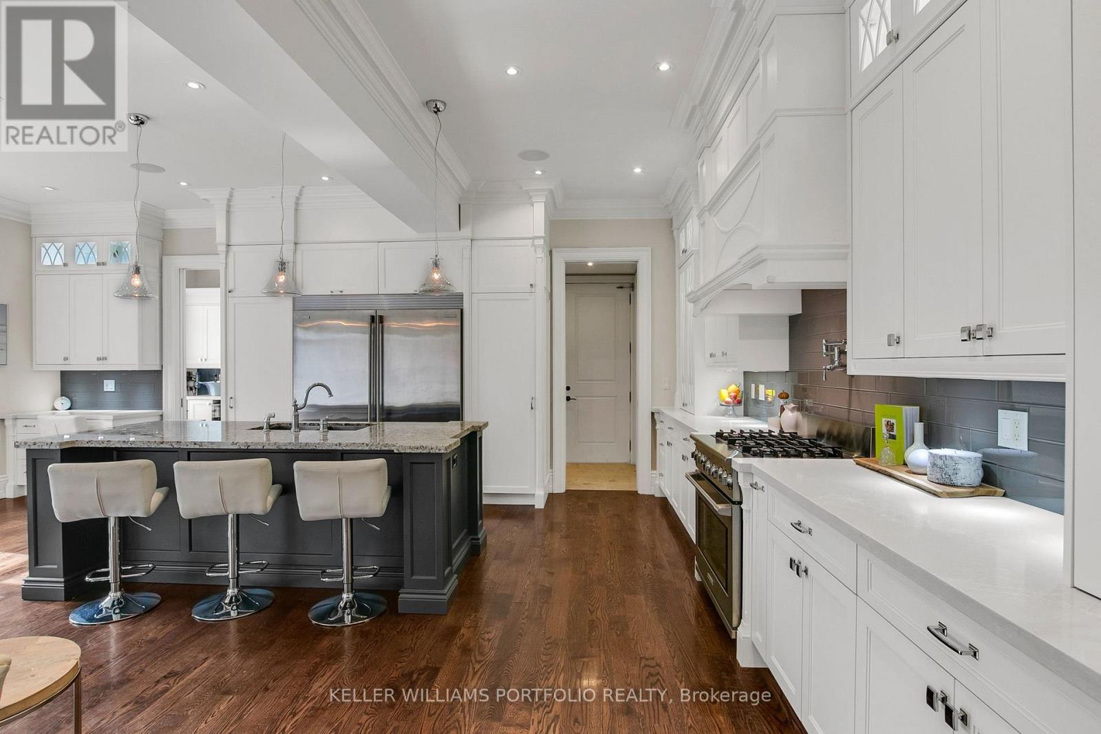 92 Pinetree Way, Mississauga, Ontario  L5G 2R1 - Photo 7 - W12972874