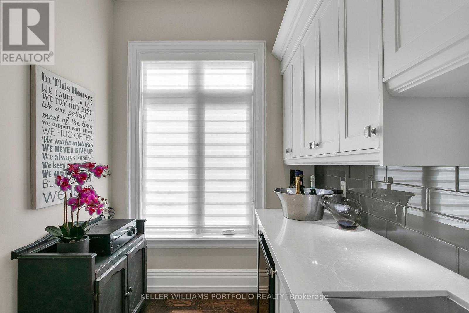 92 Pinetree Way, Mississauga, Ontario  L5G 2R1 - Photo 9 - W12972874