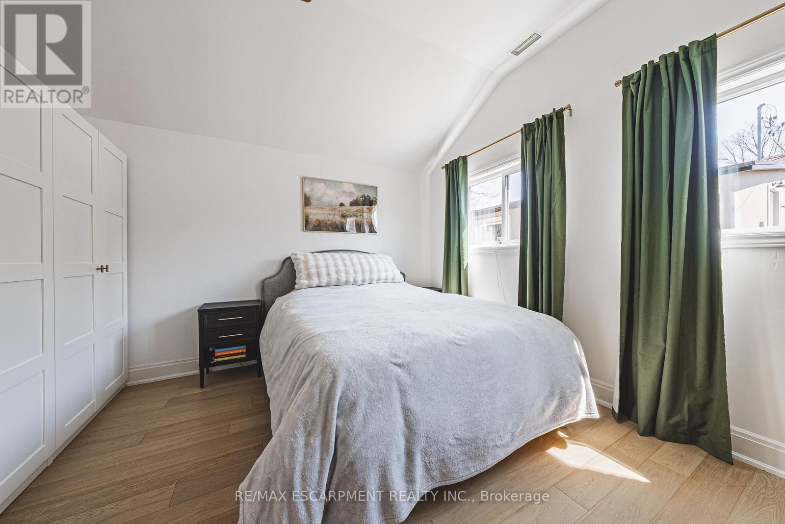 121 Paisley Boulevard E, Mississauga, Ontario  L5A 1P6 - Photo 11 - W12972908