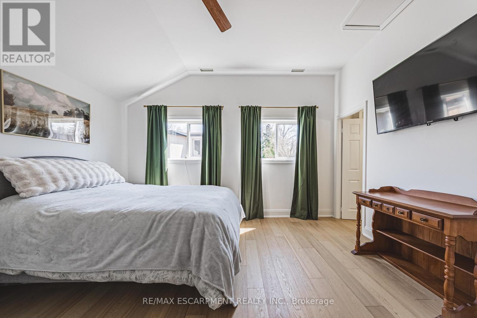 121 Paisley Boulevard E, Mississauga, Ontario  L5A 1P6 - Photo 12 - W12972908