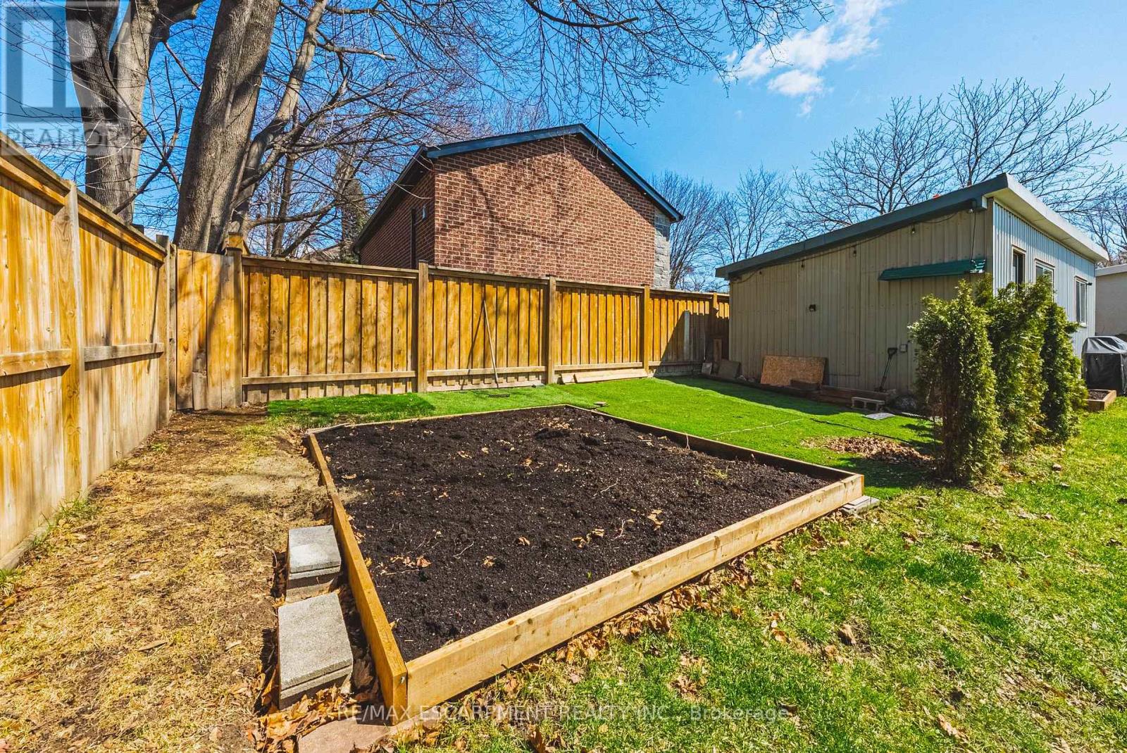 121 Paisley Boulevard E, Mississauga, Ontario  L5A 1P6 - Photo 22 - W12972908