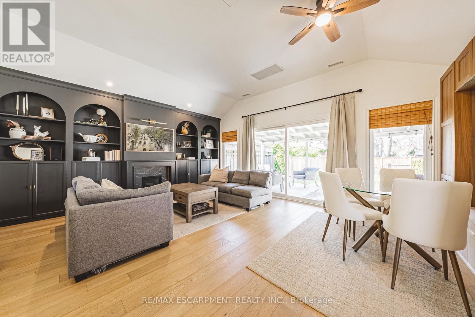 121 Paisley Boulevard E, Mississauga, Ontario  L5A 1P6 - Photo 4 - W12972908