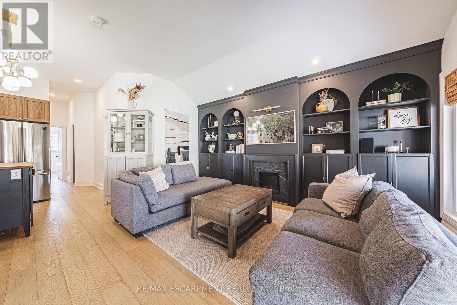 121 Paisley Boulevard E, Mississauga, Ontario  L5A 1P6 - Photo 6 - W12972908