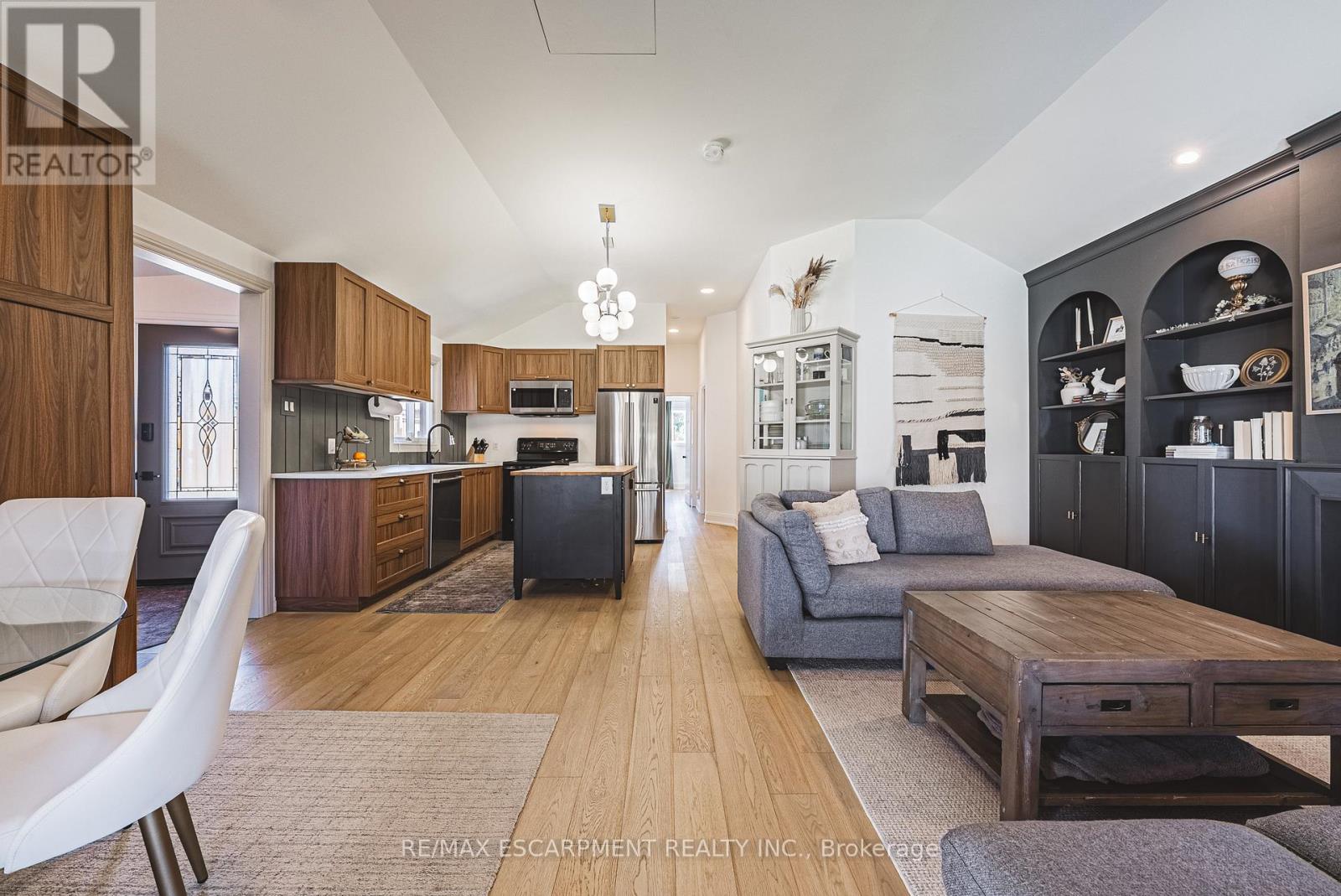 121 Paisley Boulevard E, Mississauga, Ontario  L5A 1P6 - Photo 7 - W12972908