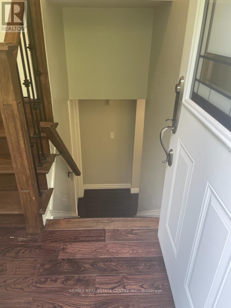 2349 Whaley Dr Drive, Mississauga, Ontario  L5B 2B3 - Photo 2 - W12972910