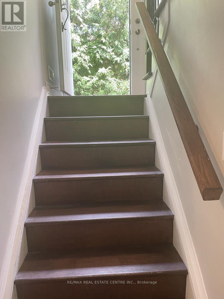 2349 Whaley Dr Drive, Mississauga, Ontario  L5B 2B3 - Photo 3 - W12972910